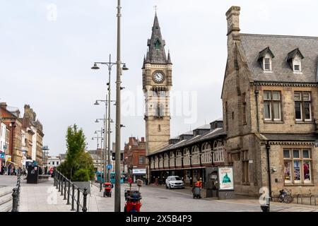 Blick auf Darlington, britisches Stadtzentrum, einschließlich Uhrenturm und Markthalle. Stockfoto