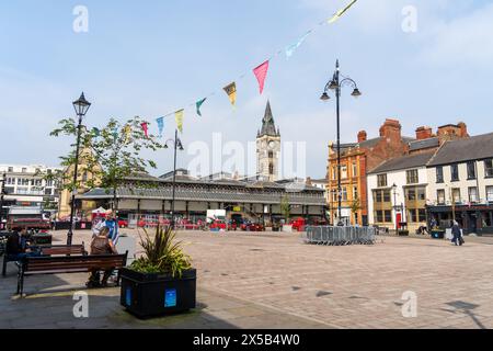 Blick auf Darlington, britisches Stadtzentrum, einschließlich Uhrenturm und Markthalle. Stockfoto