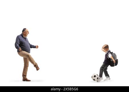 Reifer Mann spielt Fußball mit einem Schuljungen isoliert auf weißem Hintergrund Stockfoto