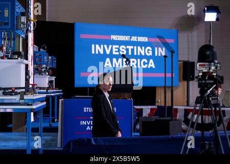 Sturtevant, USA. Mai 2024. Ein Secret Service Agent wartet, bevor Präsident Joe Biden (nicht im Bild) am Gateway Technical College in Sturtevant, Wisconsin, am 8. Mai 2024 eine Rede hält. Biden kündigt Pläne von Microsoft Corp an, ein High-Tech-Rechenzentrum im Wert von 3,3 Milliarden US-Dollar aufzubauen, das potenziell Tausende von Arbeitsplätzen in Racine Country, WI, schaffen wird. (Foto: Christopher Dilts/SIPA USA) Credit: SIPA USA/Alamy Live News Stockfoto