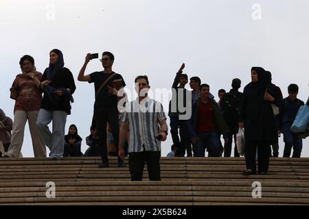 Teheran, Iran. Mai 2024. Iranische Menschen gehen während der 35. Internationalen Buchmesse in Teheran in der Imam Khomeini Grand Mosalla Moschee in Teheran. (Kreditbild: © Rouzbeh Fouladi/ZUMA Press Wire) NUR REDAKTIONELLE VERWENDUNG! Nicht für kommerzielle ZWECKE! Stockfoto