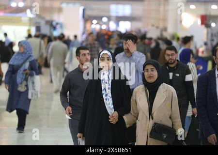 Teheran, Iran. Mai 2024. Iraner besuchen die 35. Internationale Buchmesse in Teheran in der Imam Khomeini Grand Mosalla Moschee in Teheran. Die jährliche Teheraner Buchmesse öffnete am 8. Mai 2024 zum 35. Mal ihre Tore für Besucher in Teheran, Iran. 2.619 Verlage, darunter 60 ausländische Verlage und viele Autoren, nahmen Teil. (Kreditbild: © Rouzbeh Fouladi/ZUMA Press Wire) NUR REDAKTIONELLE VERWENDUNG! Nicht für kommerzielle ZWECKE! Stockfoto