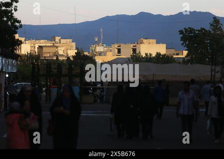 Teheran, Iran. Mai 2024. Iraner gehen zu Fuß, während sie die 35. Internationale Buchmesse Teherans in der Imam Khomeini Grand Mosalla Moschee in Teheran besuchen. (Kreditbild: © Rouzbeh Fouladi/ZUMA Press Wire) NUR REDAKTIONELLE VERWENDUNG! Nicht für kommerzielle ZWECKE! Stockfoto