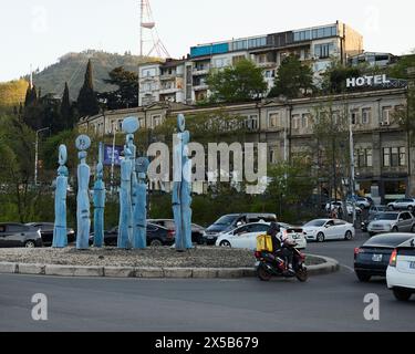 Tiflis, Georgien - 18. April 2024: Die neunstellige Uhren-Statue in der Nähe der Galaktion Tabidze-Brücke Stockfoto