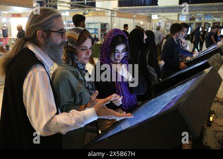 Teheran, Iran. Mai 2024. Iraner besuchen die 35. Internationale Buchmesse in Teheran in der Imam Khomeini Grand Mosalla Moschee in Teheran. Die jährliche Teheraner Buchmesse öffnete am 8. Mai 2024 zum 35. Mal ihre Tore für Besucher in Teheran, Iran. 2.619 Verlage, darunter 60 ausländische Verlage und viele Autoren, nahmen Teil. (Kreditbild: © Rouzbeh Fouladi/ZUMA Press Wire) NUR REDAKTIONELLE VERWENDUNG! Nicht für kommerzielle ZWECKE! Stockfoto