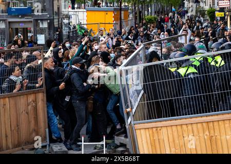 AMSTERDAM: Polizeibeamte versuchen, Demonstranten auf dem Rokin aufzuhalten. Am Morgen sind die von Demonstranten auf dem Binnengasthuis-Gelände der Universität Amsterdam (UVA) errichteten Barrikaden noch sichtbar. Die Eingänge zum Standort sind von mehreren Seiten blockiert, unter anderem mit Paletten und Fahrradständern. ANP RAMON VAN FLYMEN niederlande aus - belgien aus Stockfoto