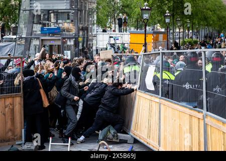 AMSTERDAM: Polizeibeamte versuchen, Demonstranten auf dem Rokin aufzuhalten. Am Morgen sind die von Demonstranten auf dem Binnengasthuis-Gelände der Universität Amsterdam (UVA) errichteten Barrikaden noch sichtbar. Die Eingänge zum Standort sind von mehreren Seiten blockiert, unter anderem mit Paletten und Fahrradständern. ANP RAMON VAN FLYMEN niederlande aus - belgien aus Stockfoto