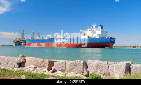 PORT ARANSAS, TX - 28. Februar 2020: Die CAP GUILLAUME, ein Rohöltanker, fährt im Trockendock an Ölplattformen vorbei, auf dem Schiffskanal zwischen dem Golf von Mexiko Stockfoto