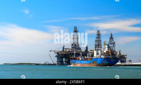 PORT ARANSAS, TX - 28. Februar 2020: Die CARIBE-INSEL, ein Rohöltanker, fährt im Trockendock an Ölplattformen vorbei, auf dem Wasser des Schiffstrangs zwischen dem Golf Stockfoto