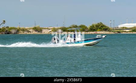 PORT ARANSAS, TX - 28. Februar 2020: Schnelles Fischerboot mit Außenbordmotor auf dem Wasser an einem sonnigen Tag in Texas. Stockfoto