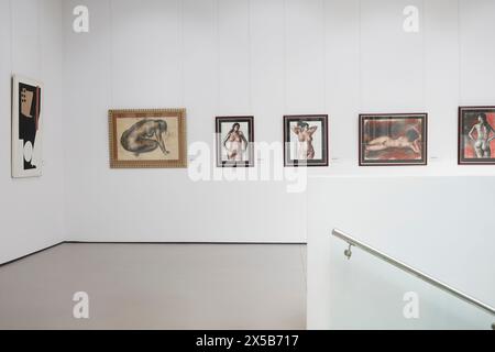 Tiflis, Georgien - 23. April 2024: Besucher des georgischen Museums der Schönen Künste Stockfoto