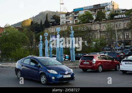 Tiflis, Georgien - 18. April 2024: Die neunstellige Uhren-Statue in der Nähe der Galaktion Tabidze-Brücke Stockfoto