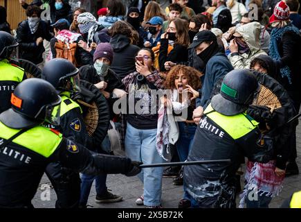 AMSTERDAM: Polizeibeamte versuchen, Demonstranten auf dem Rokin aufzuhalten. Am Morgen sind die von Demonstranten auf dem Binnengasthuis-Gelände der Universität Amsterdam (UVA) errichteten Barrikaden noch sichtbar. Die Eingänge zum Standort sind von mehreren Seiten blockiert, unter anderem mit Paletten und Fahrradständern. ANP RAMON VAN FLYMEN niederlande aus - belgien aus Stockfoto