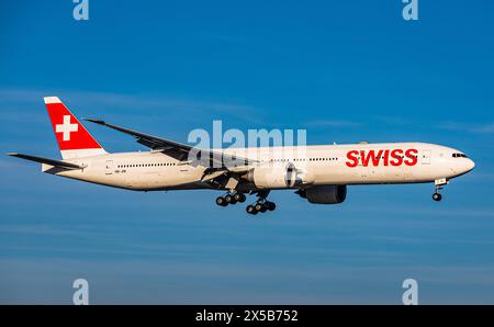 Swiss International Airlines eine Boeing 777-3DEER von Swiss International Airlines befindet sich im Landeanflug auf den Flughafen Zürich. Gestartet ist das Flugzeug in Los Angeles. Registrierung HB-JNI. Zürich, Schweiz, 14.01.2024 *** Swiss International Airlines Eine Boeing 777 3DE er der Swiss International Airlines nähert sich dem Flughafen Zürich das Flugzeug startete von Los Angeles Registration HB JNI Zürich, Schweiz, 14 01 2024 Stockfoto