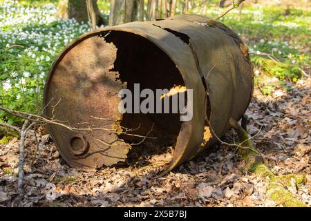 Rostiges Fassöl im Wald zeigt die Verschmutzung der Umwelt Stockfoto