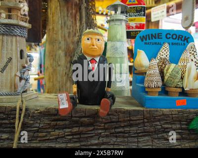 Tchotchke, die Donald Trump ähnelt, wird zusammen mit anderen Souvenirs im Rain Barrel Touristengeschäft in Islamorada, Florida, USA, am 15. April 2024 ausgestellt Stockfoto