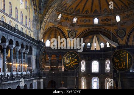 Istanbul, Turkiye - 15. April 2024: Besucher der Hagia Sophia Grand Moschee. Früher Hagia Sophia Stockfoto