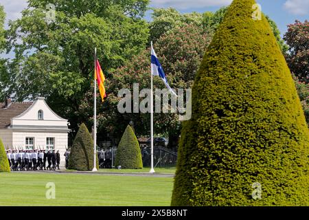 Flaggen Deutschlands, Finnlands und der EU vor Schloss Bellevue 2024-05-08, Deutschland, Berlin - Flaggen Finnlands, Deutschlands und der EU aufvor Schloss Bellevue anlässlich des Antrittsbesuchs des neuen Staatspräsidenten Finnlands beim Bundespräsidenten. *** Flaggen Deutschlands, Finnlands und der EU vor dem Bellevue-Palast 2024 05 08 Deutschland, Berliner Fahnen Finnlands, Deutschlands und der EU vor dem Bellevue-Palast anlässlich des Eröffnungsbesuchs des neuen finnischen Präsidenten beim Bundespräsidenten Stockfoto