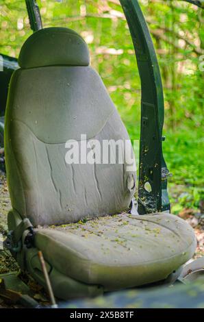 Alter Autositz im verlassenen Auto im Wald. Hochwertige Fotos Stockfoto
