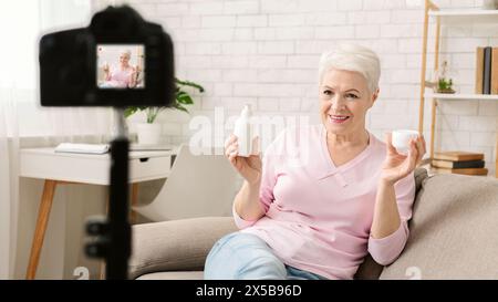 Senior Schönheit blogger live Broadcasting kosmetische Review video Stockfoto