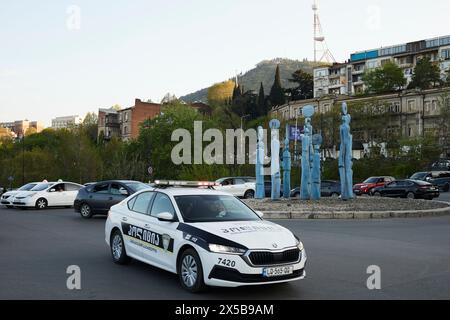 Tiflis, Georgien - 18. April 2024: Die neunstellige Uhren-Statue in der Nähe der Galaktion Tabidze-Brücke Stockfoto