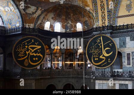 Istanbul, Turkiye - 15. April 2024: Besucher der Hagia Sophia Grand Moschee. Früher Hagia Sophia Stockfoto