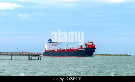 PORT ARANAS, TX - 24. FEBRUAR 2020: Der OVERSEAS TAMPA, ein Ölchemikalientanker, fährt an einem Pier auf dem Schiffskanal zwischen Corpus Christi, Texas und Th vorbei Stockfoto