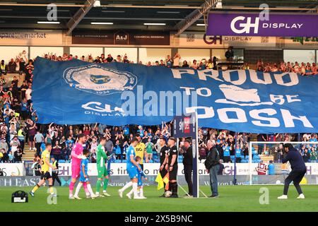 Mai 2024; Weston Homes Stadium, Peterborough, Cambridgeshire, England; League One Play Off Halbfinale, Second Leg Football, Peterborough United gegen Oxford United; die Teams verlassen den Tunnel Stockfoto