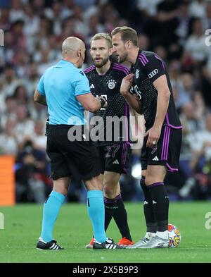 Der FC Bayern München Harry Kane (rechts) reagiert auf Schiedsrichter Szymon Marciniak im Halbfinale der UEFA Champions League, dem zweiten Legspiel im Santiago Bernabeu, Madrid. Bilddatum: Mittwoch, 8. Mai 2024. Stockfoto