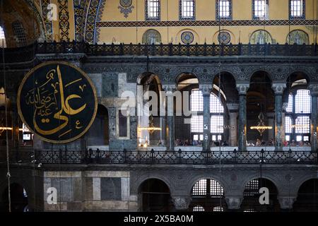 Istanbul, Turkiye - 15. April 2024: Besucher der Hagia Sophia Grand Moschee. Früher Hagia Sophia Stockfoto