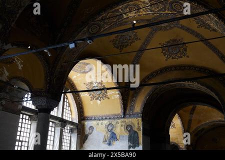 Istanbul, Turkiye - 15. April 2024: Besucher der Hagia Sophia Grand Moschee. Früher Hagia Sophia Stockfoto