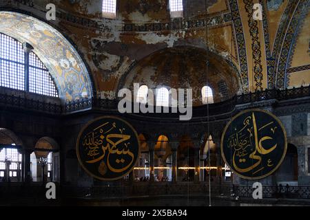 Istanbul, Turkiye - 15. April 2024: Besucher der Hagia Sophia Grand Moschee. Früher Hagia Sophia Stockfoto