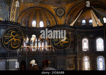 Istanbul, Turkiye - 15. April 2024: Besucher der Hagia Sophia Grand Moschee. Früher Hagia Sophia Stockfoto