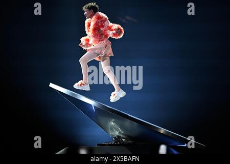 MALMÖ, SCHWEDEN 20240508Nemo repräsentiert die Schweiz mit dem Lied „The Code“ während der zweiten Generalprobe vor dem zweiten Halbfinale des 68. Eurovision Song Contest (ESC) in der Malmö Arena, in Malmö, Schweden, Mittwoch, 08. Mai, 2024. Foto: Jessica Gow/TT/Code 10070 Credit: TT News Agency/Alamy Live News Stockfoto
