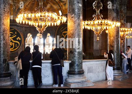 Istanbul, Turkiye - 15. April 2024: Besucher der Hagia Sophia Grand Moschee. Früher Hagia Sophia Stockfoto