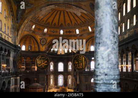 Istanbul, Turkiye - 15. April 2024: Besucher der Hagia Sophia Grand Moschee. Früher Hagia Sophia Stockfoto