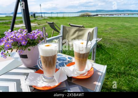Trinken Sie Latte Macchiato Caffee zusammen am Balaton-See in Ungarn am Strand Stockfoto
