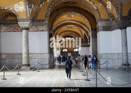 Istanbul, Turkiye - 15. April 2024: Besucher der Hagia Sophia Grand Moschee. Früher Hagia Sophia Stockfoto