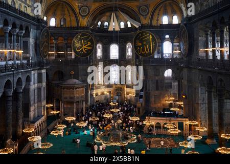 Istanbul, Turkiye - 15. April 2024: Besucher der Hagia Sophia Grand Moschee. Früher Hagia Sophia Stockfoto