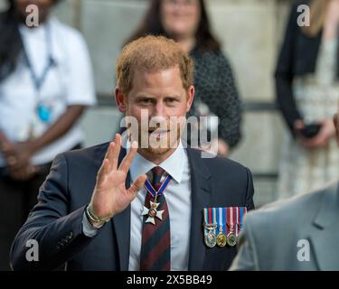 London, UK 8. Mai 2024 Prince Harry verlässt die St. Paul's Cathedral, nachdem er an einem Gottesdienst zum zehnten Jahrestag der Invictus Games teilgenommen hatte. Er wird draußen von jubelnden Menschenmassen begrüßt und hält an, um Unterstützern und Wohlwollenden die Hand zu schütteln. Stockfoto