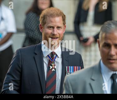 London UK 8. Mai 2024 Prinz Harry verlässt die St. Paul's Cathedral, nachdem er an einer Gedenkfeier zum zehnten Jahrestag der Invictus Games teilgenommen hatte. Er wird draußen von jubelnden Menschenmassen begrüßt und hält an, um Unterstützern und Wohlwollenden die Hand zu schütteln. Stockfoto