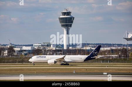 Lufthansa ein Airbus A350-941 rollt auf dem Flughafen München zur Startbahn. Registrierung D-AIXO. München, Deutschland, 04.04.2023 *** Lufthansa an Airbus A350 941 Taxis zur Start- und Landebahn am Flughafen München, Registrierung D AIXO München, Deutschland, 04 04 2023 Stockfoto