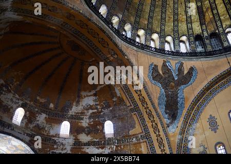 Istanbul, Turkiye - 15. April 2024: Besucher der Hagia Sophia Grand Moschee. Früher Hagia Sophia Stockfoto