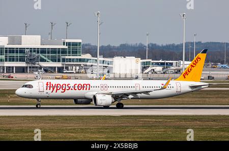 Pegasus Airlines ein Airbus A321-251NX von Pegasus Airlines startete von der Südbahn des Flughafens München. Registrierung des Airbus A321neo TC-RBI. München, Deutschland, 07.04.2023 *** Pegasus Airlines ein Airbus A321 251NX von Pegasus Airlines startet von der Südbahn des Flughafens München Registrierung des Airbus A321neo TC RBI München, 07 04 2023 Stockfoto