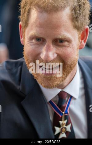 London, UK 8. Mai 2024 Prince Harry verlässt die St. Paul's Cathedral, nachdem er an einem Gottesdienst zum zehnten Jahrestag der Invictus Games teilgenommen hatte. Er wird draußen von jubelnden Menschenmassen begrüßt und hält an, um Unterstützern und Wohlwollenden die Hand zu schütteln. Stockfoto