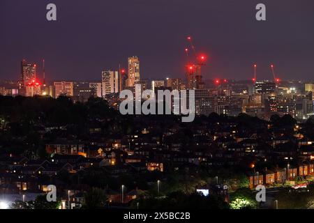 Ein Fernblick auf das Stadtzentrum von Leeds mit den hohen Gebäuden, die sich hinter Wohnhäusern erheben Stockfoto