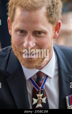 London, UK 8. Mai 2024 Prince Harry verlässt die St. Paul's Cathedral, nachdem er an einem Gottesdienst zum zehnten Jahrestag der Invictus Games teilgenommen hatte. Er wird draußen von jubelnden Menschenmassen begrüßt und hält an, um Unterstützern und Wohlwollenden die Hand zu schütteln. Stockfoto