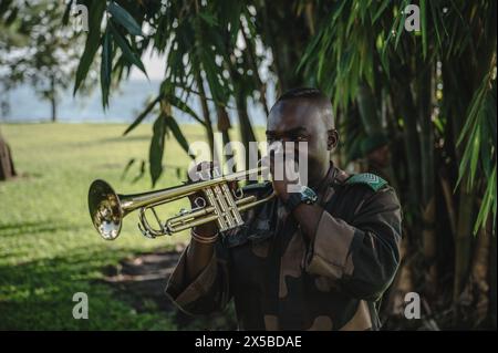 Goma, Dr. Kongo. Mai 2024. Das Foto vom 11. April 2024 zeigt einen Soldaten der kongolesischen Armee, der Trompete in Goma, Provinz Nord-Kivu, im Osten der Demokratischen Republik Kongo (DRK) spielt. Die Provinz Nord-Kivu, das Epizentrum der Feindseligkeiten im Osten der Demokratischen Republik Kongo (DRK), ist von einer der schlimmsten humanitären Krisen der Welt überwältigt und kämpft mit einer "besorgniserregenden" und "unvorhersehbaren" Situation, warnte der Militärgouverneur der Provinz, Peter Chirimwami. Quelle: Wang Guansen/Xinhua/Alamy Live News Stockfoto