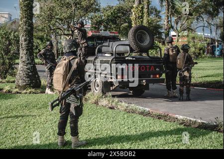 Goma, Dr. Kongo. Mai 2024. Das Foto vom 11. April 2024 zeigt Soldaten der kongolesischen Armee auf Patrouille in Goma, Provinz Nord-Kivu, östliche Demokratische Republik Kongo (DRK). Die Provinz Nord-Kivu, das Epizentrum der Feindseligkeiten im Osten der Demokratischen Republik Kongo (DRK), ist von einer der schlimmsten humanitären Krisen der Welt überwältigt und kämpft mit einer "besorgniserregenden" und "unvorhersehbaren" Situation, warnte der Militärgouverneur der Provinz, Peter Chirimwami. Quelle: Wang Guansen/Xinhua/Alamy Live News Stockfoto