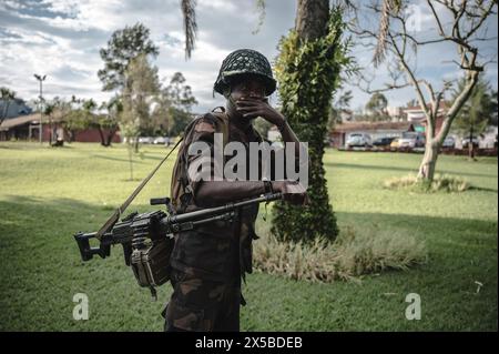 Goma, Dr. Kongo. Mai 2024. Das Foto wurde am 11. April 2024 aufgenommen und zeigt einen Soldaten der kongolesischen Armee, der in Goma, Provinz Nord-Kivu, im Osten der Demokratischen Republik Kongo (DRK), Wache hält. Die Provinz Nord-Kivu, das Epizentrum der Feindseligkeiten im Osten der Demokratischen Republik Kongo (DRK), ist von einer der schlimmsten humanitären Krisen der Welt überwältigt und kämpft mit einer "besorgniserregenden" und "unvorhersehbaren" Situation, warnte der Militärgouverneur der Provinz, Peter Chirimwami. Quelle: Wang Guansen/Xinhua/Alamy Live News Stockfoto